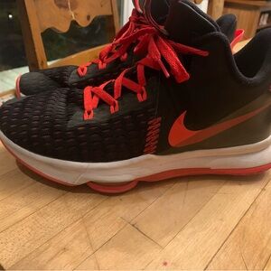 Nike Lebron Witness v.5 air zoom Basketball